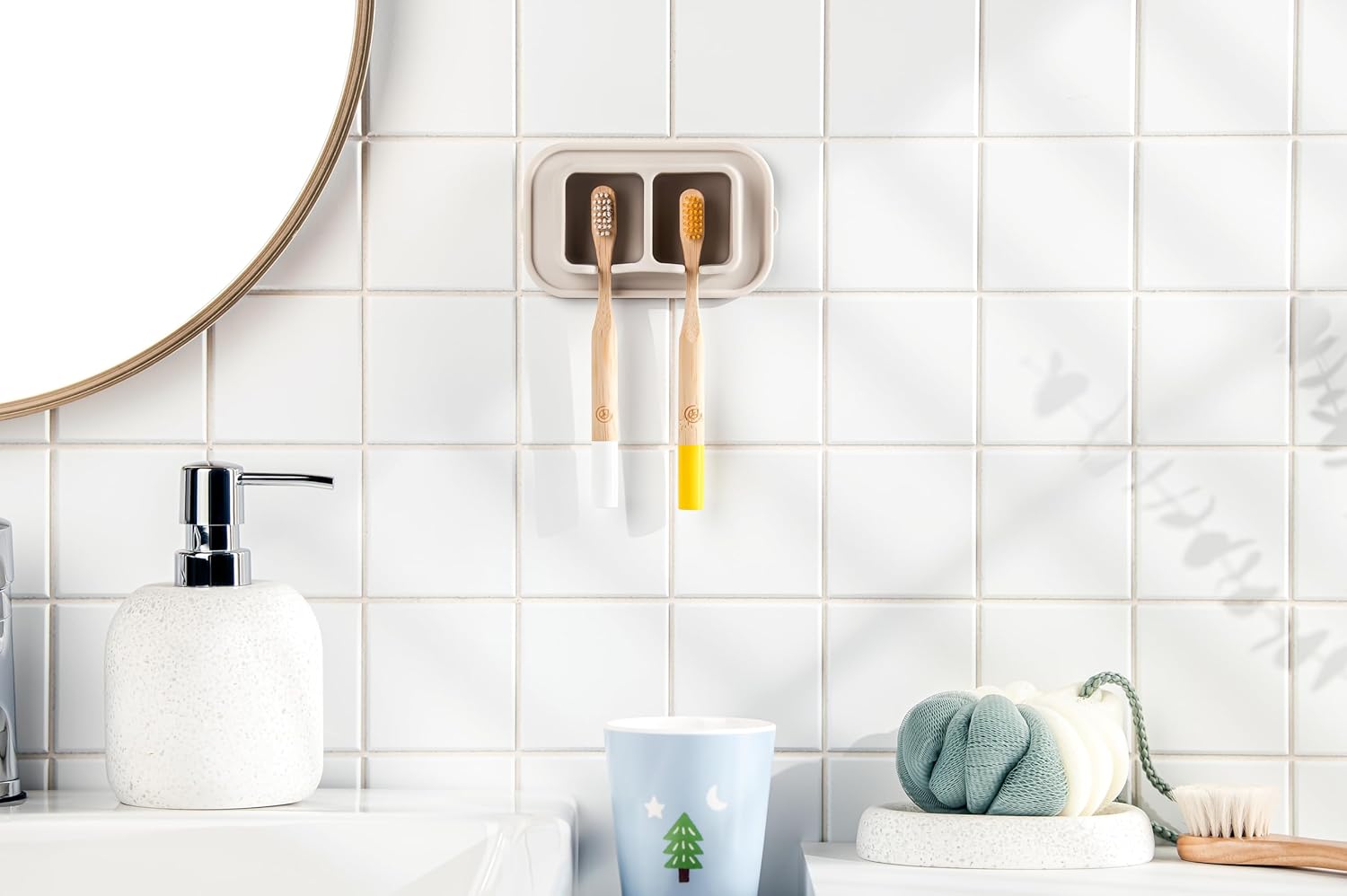 Efficient compact silicone suction holder 2-slot wall-mounded for small spaces