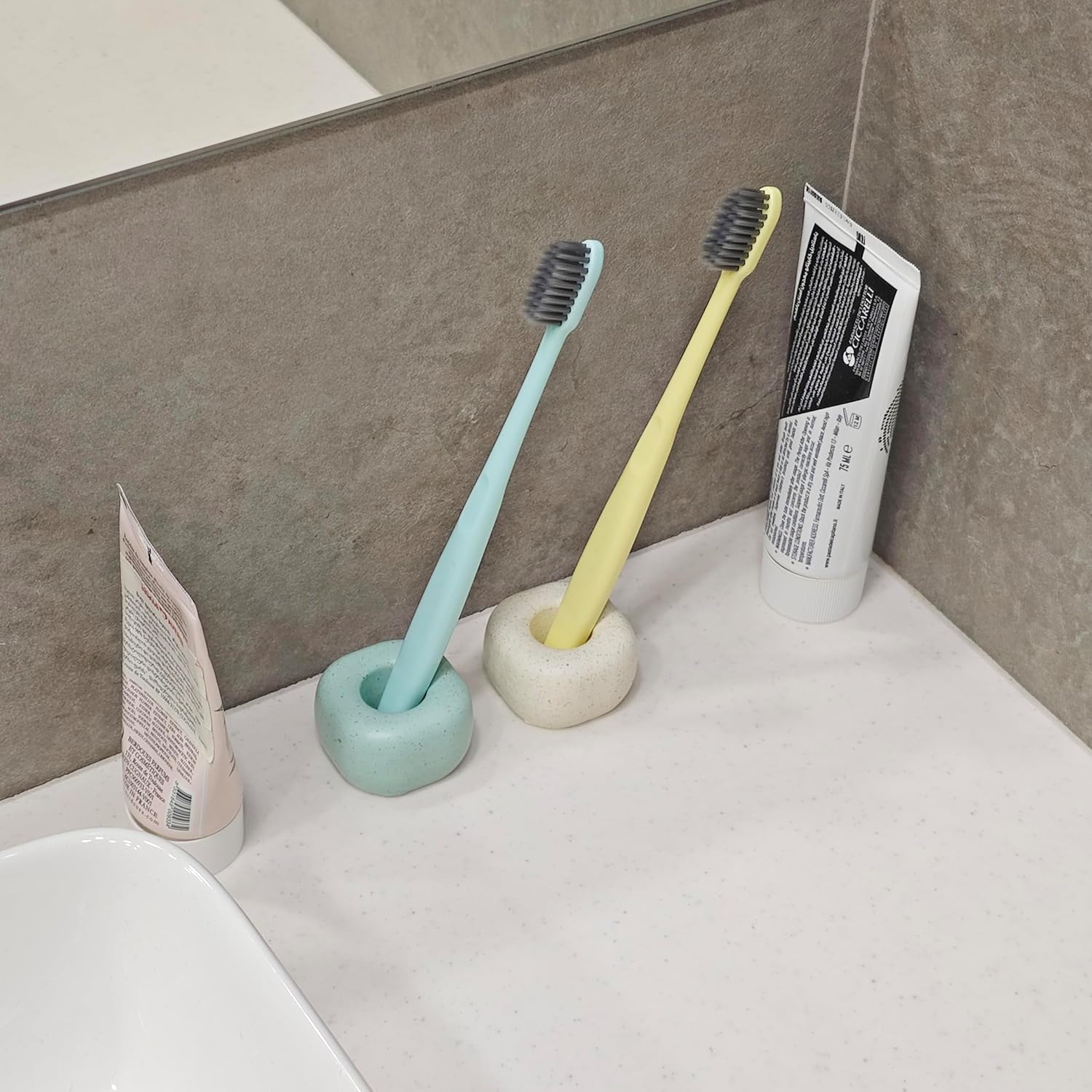 QUICK DRY MOBILE TOOTHBRUSH HOLDER